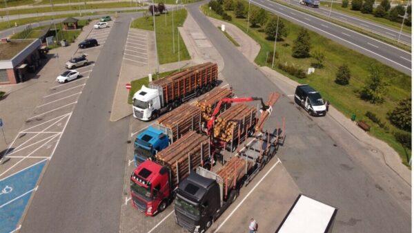 Przeładowany pojazd przewożący drewno na autostradzie A4.