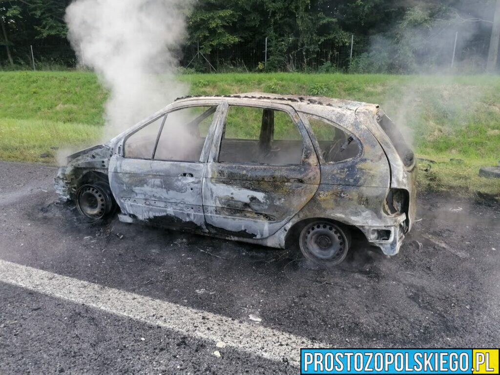 pożar samochodu na autostradzie