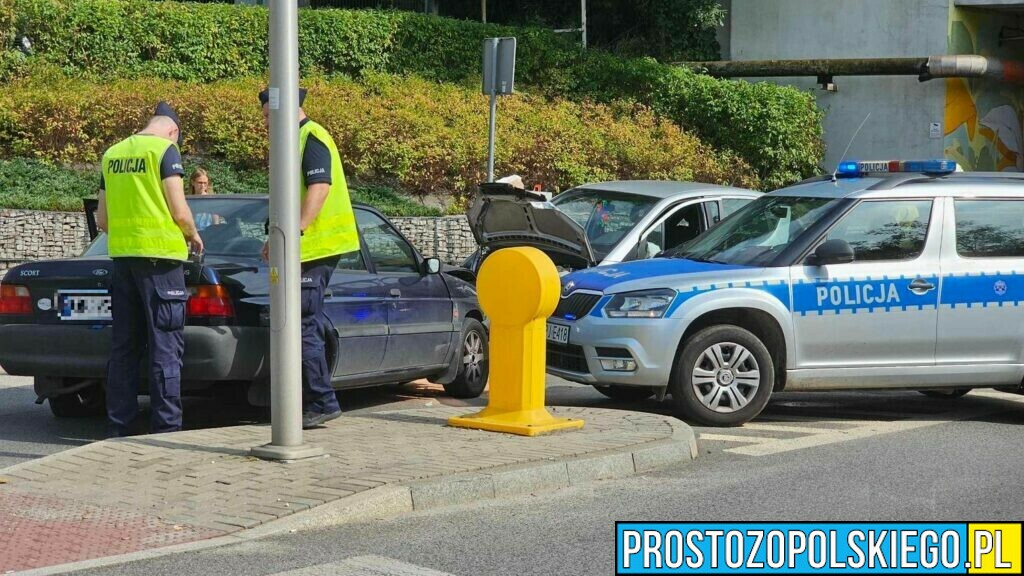 Zderzenie czołowe dwóch samochodów na rondzie w Kędzierzynie Koźlu.(Zdjęcia)