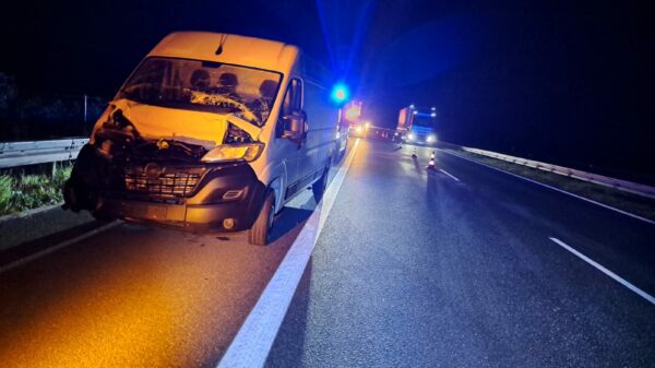 Zderzenie busa z ciężarówką na autostradzie A4.Z busa wszyscy uciekli.(Zdjęcia)