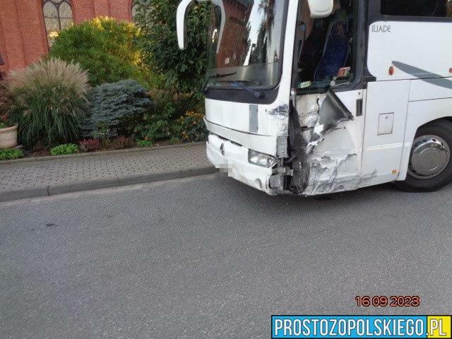 Kierujący autobusem nie zaciągnął hamulca ręcznego i staranował zapakowane auta w Głębinowie.(Zdjęcia)