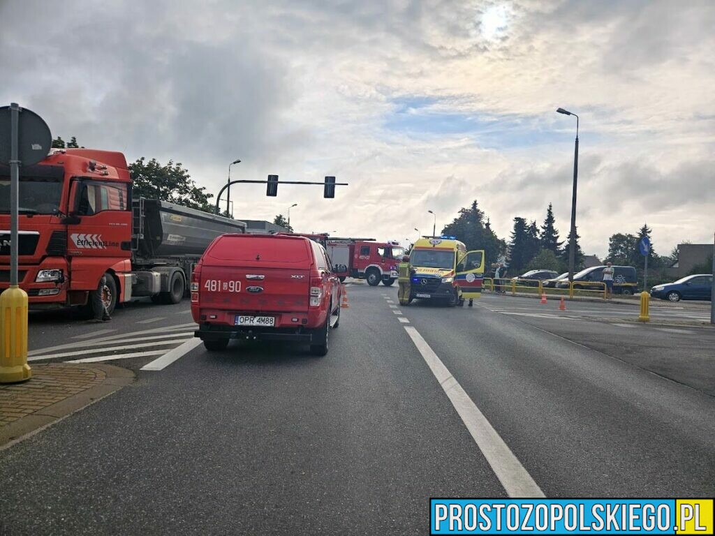 Wypadek na skrzyżowaniu w Strzelcach Opolskich. Jedna osoba została poszkodowana.(Zdjęcia)