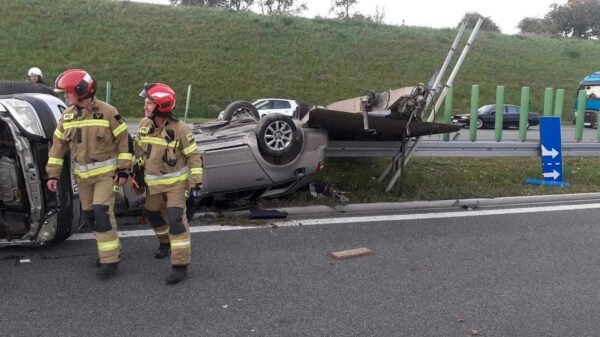 Wypadek autolawetny ,która przewoziła na przyczepie auta na autostradzie A4.(Zdjęcia)