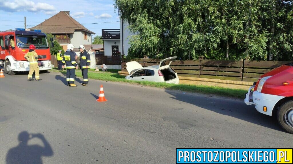 Auto wjechało do rowu w miejscowości Komprachcice.(Zdjęcia)