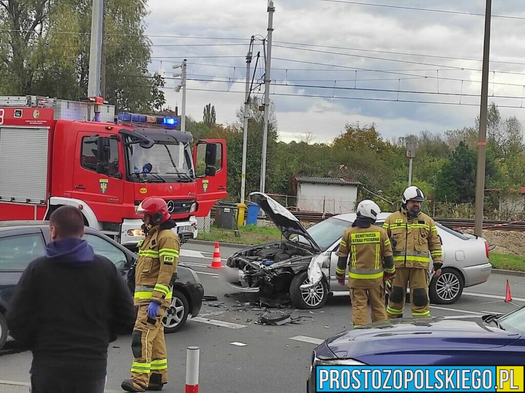 Zderzenie 2 samochodów w Opolu. Jedna osoba została poszkodowana.(Zdjęcia)