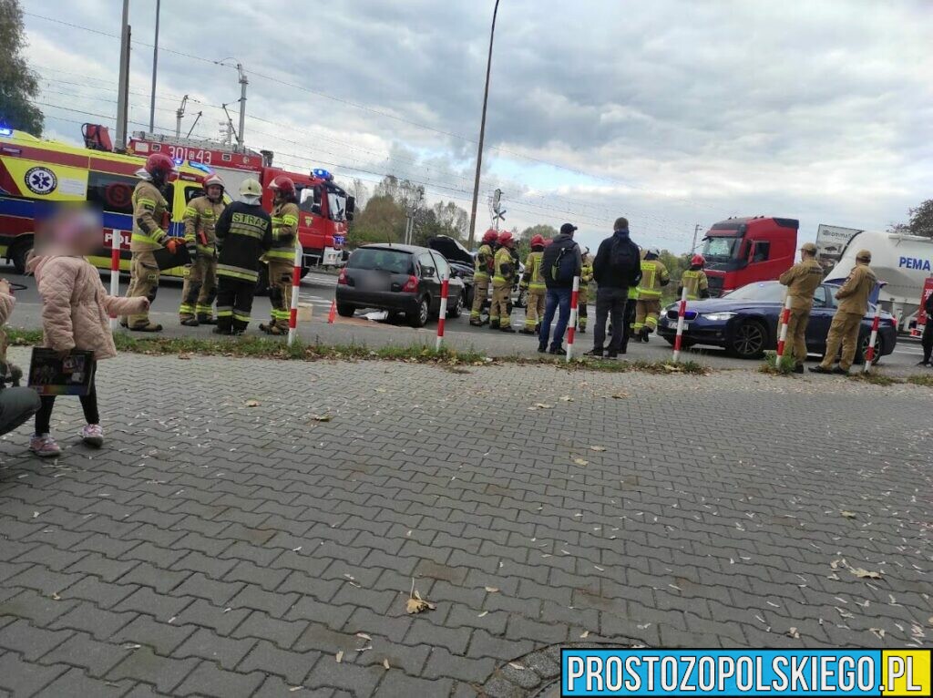 Zderzenie 2 samochodów w Opolu. Jedna osoba została poszkodowana.(Zdjęcia)