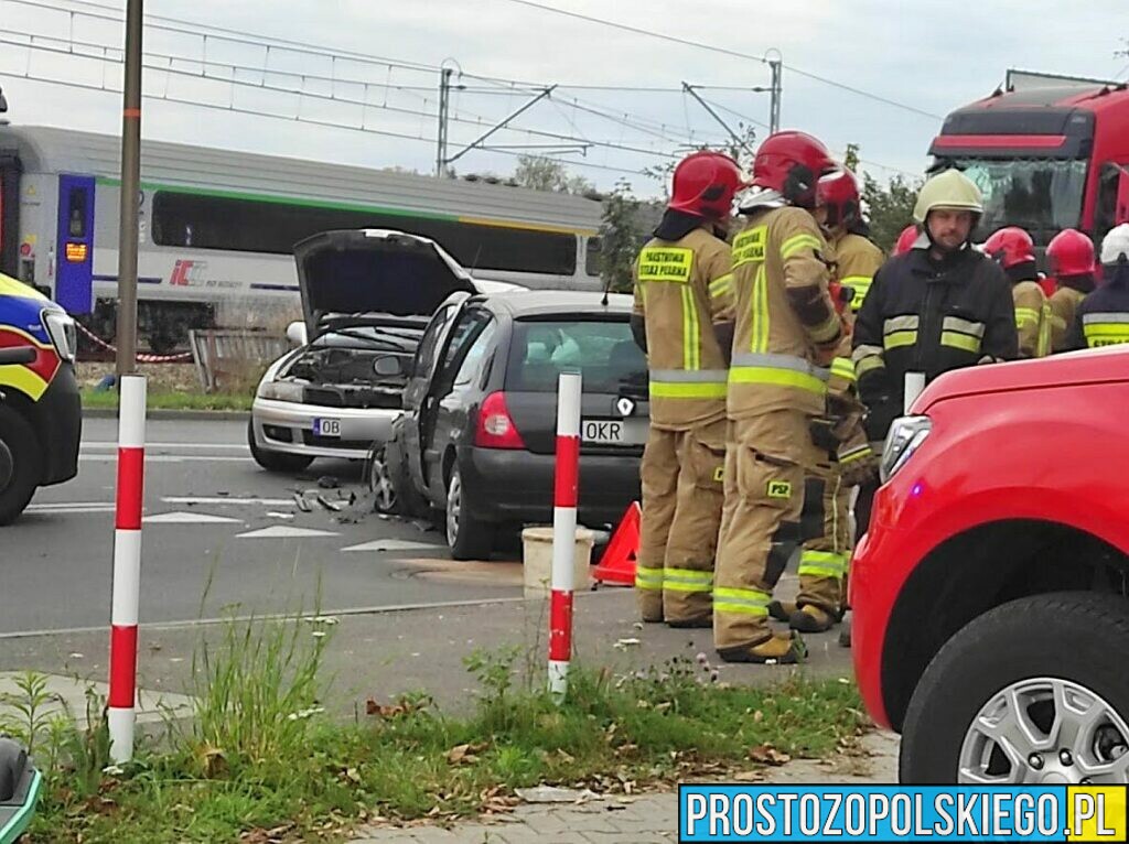 Zderzenie 2 samochodów w Opolu. Jedna osoba została poszkodowana.(Zdjęcia)