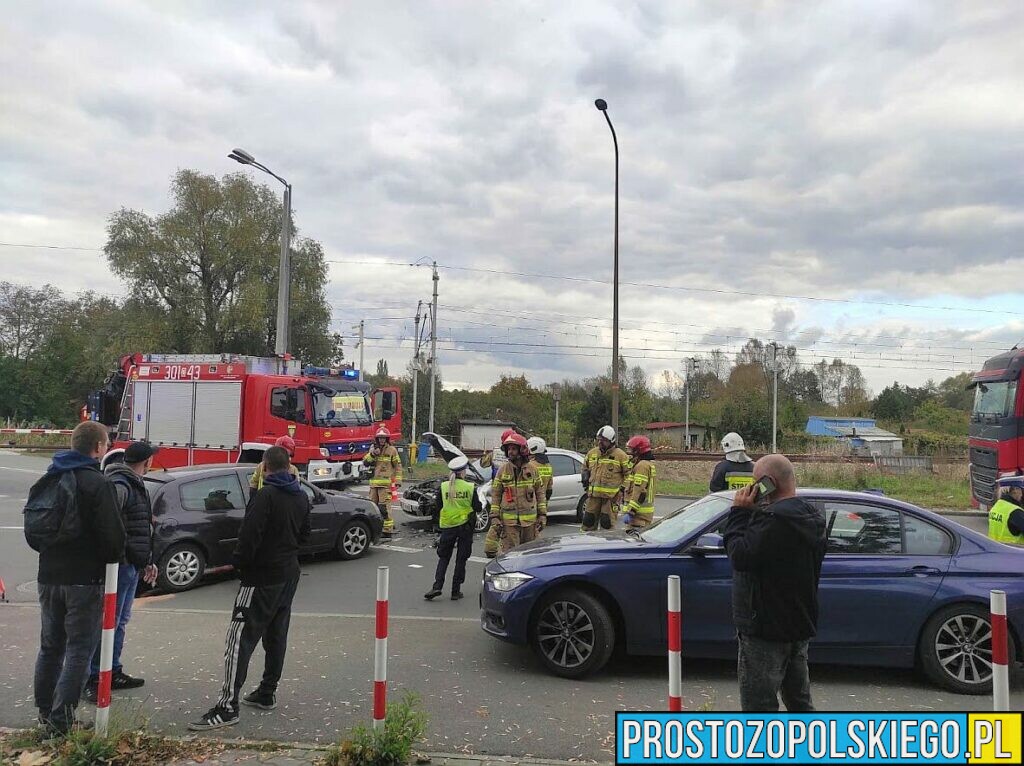 Zderzenie 2 samochodów w Opolu. Jedna osoba została poszkodowana.(Zdjęcia)