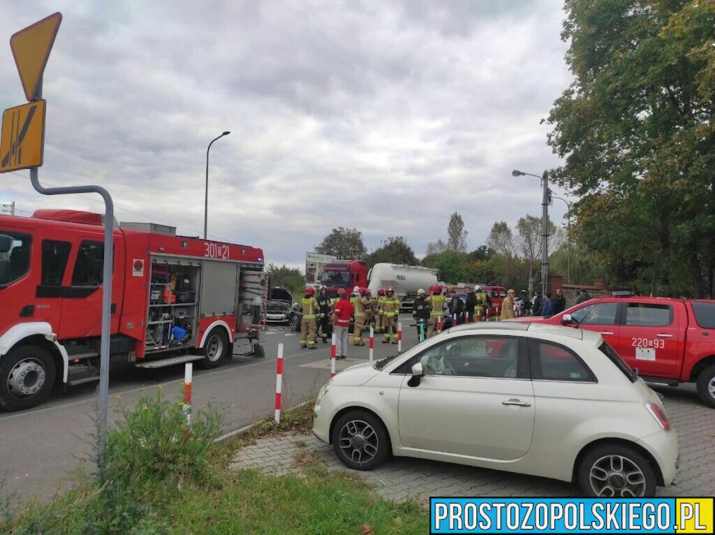 Zderzenie 2 samochodów w Opolu. Jedna osoba została poszkodowana.(Zdjęcia)