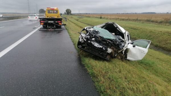 Autostrada A4: dachowanie auta, którym jechała kobieta w ciąży, mężczyzna i dwójka małych dzieci. (Zdjęcia&Wideo)