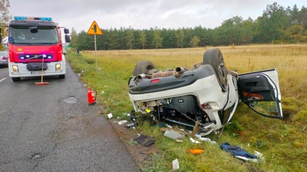 Kierujący autem stracił panowanie nad pojazdem i kilkakrotnie koziołkował na drodze DW423 w Kątach Opolskich.