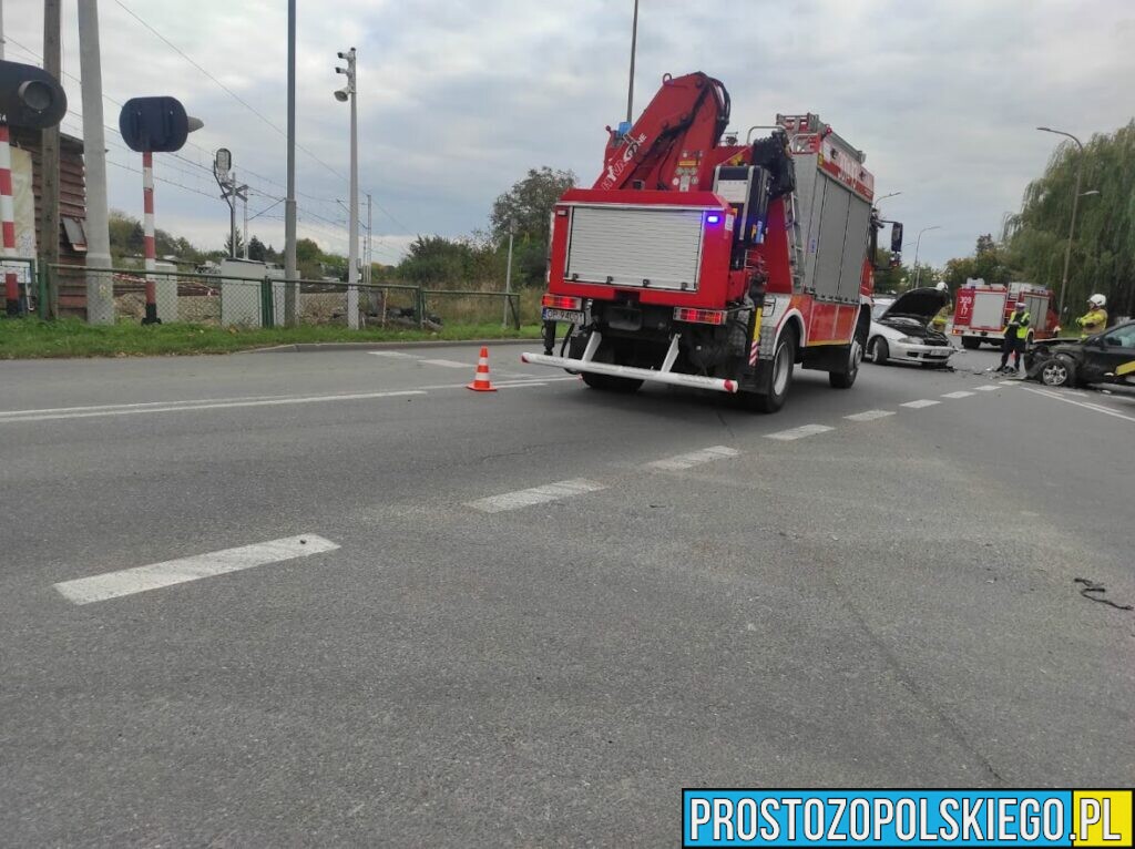 Zderzenie 2 samochodów w Opolu. Jedna osoba została poszkodowana.(Zdjęcia)