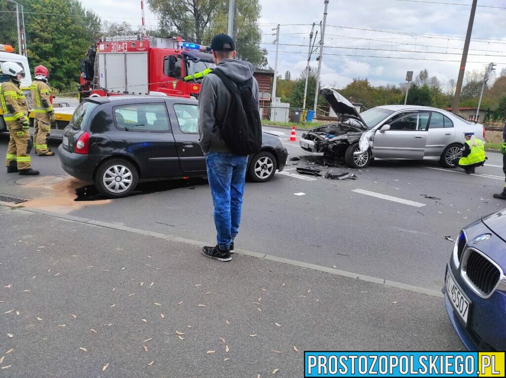 Zderzenie 2 samochodów w Opolu. Jedna osoba została poszkodowana.(Zdjęcia)