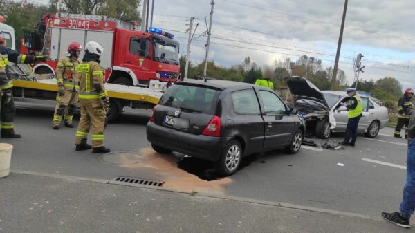 Zderzenie 2 samochodów w Opolu. Jedna osoba została poszkodowana.(Zdjęcia)