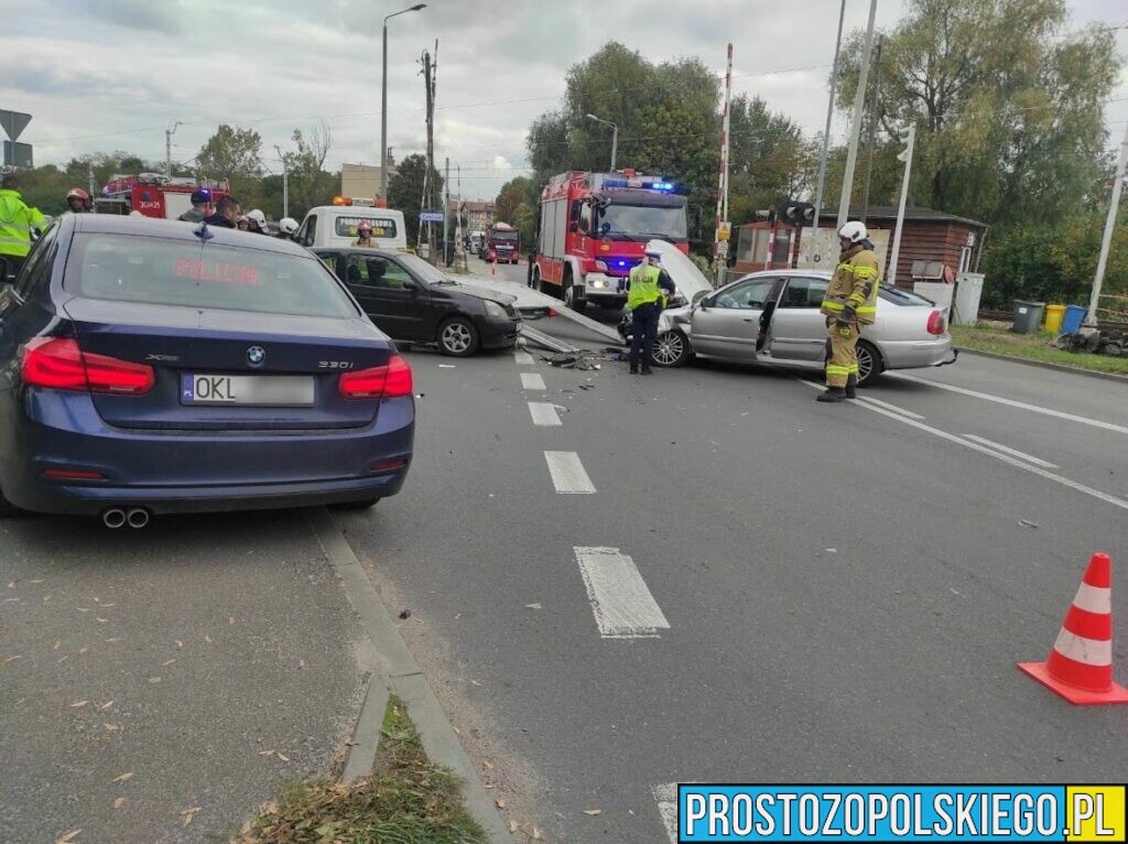 Zderzenie 2 samochodów w Opolu. Jedna osoba została poszkodowana.(Zdjęcia)