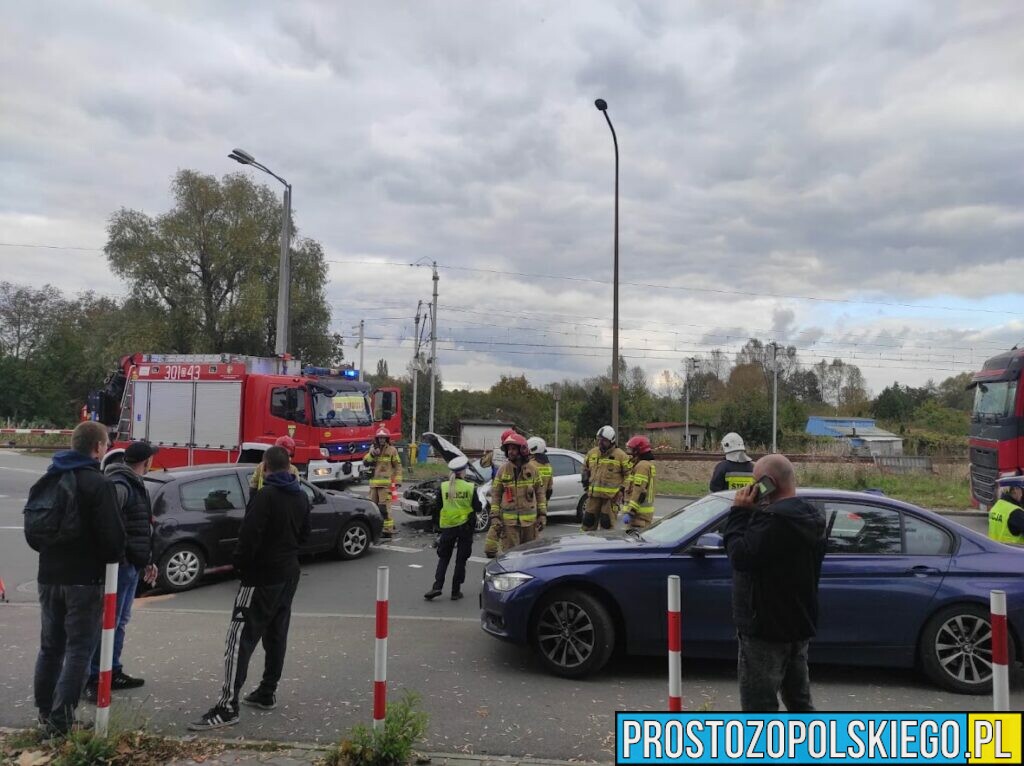 Zderzenie 2 samochodów w Opolu. Jedna osoba została poszkodowana.(Zdjęcia)