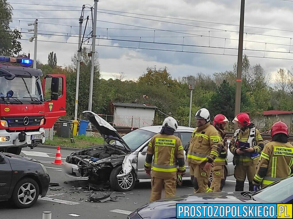 Zderzenie 2 samochodów w Opolu. Jedna osoba została poszkodowana.(Zdjęcia)