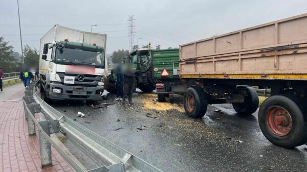 Wypadek na wiadukcie w Opolu. Ciągnik rolniczy zderzył się z ciężarówką.(Zdjęcia)