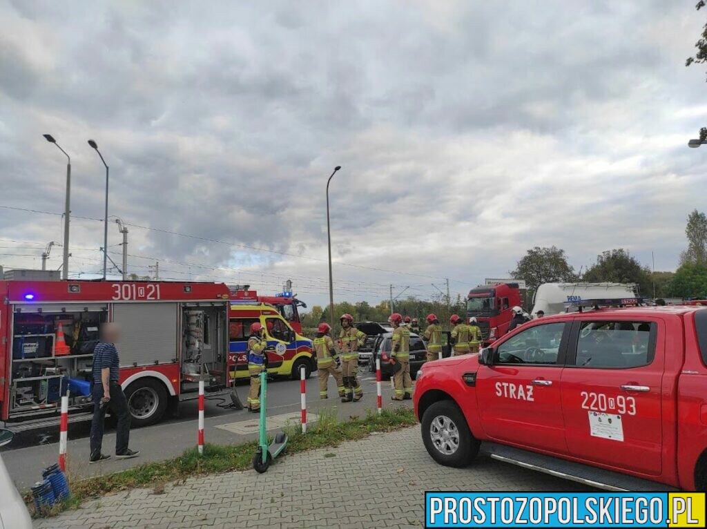 Zderzenie 2 samochodów w Opolu. Jedna osoba została poszkodowana.(Zdjęcia)