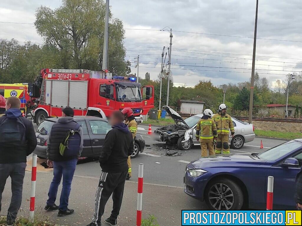 Zderzenie 2 samochodów w Opolu. Jedna osoba została poszkodowana.(Zdjęcia)