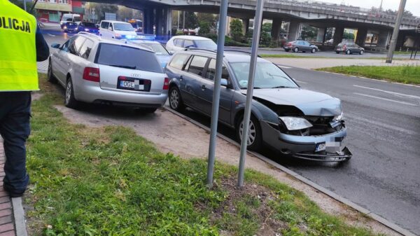 Zderzenie audi z fordem na Placu Konstytucji 3 Maja a ul. Budowlanych w Opolu. Jedna osoba zabrana do szpitala.