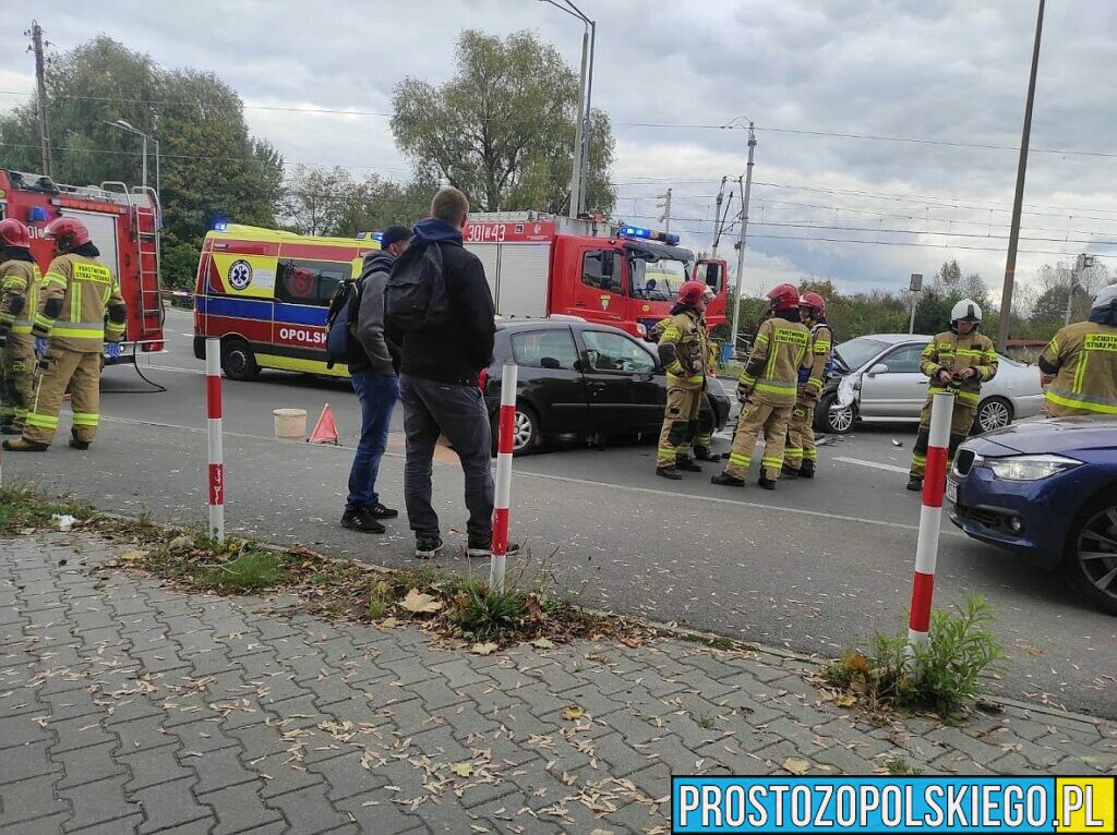 Zderzenie 2 samochodów w Opolu. Jedna osoba została poszkodowana.(Zdjęcia)