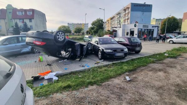 Zdarzenie drogowe w centrum Nysy. Na parkingu zostało uszkodzone kilka aut.(Zdjęcia)