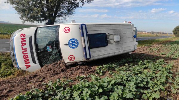 Wypadek karetki pogotowia na DK45 między miejscowościami Żużela i Stradunia.(Zdjęcia)