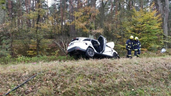 Zderzenie osobówki z samochodem ciężarowym na trasie Zawadzkie-Kolonowskie.(Zdjęcia)