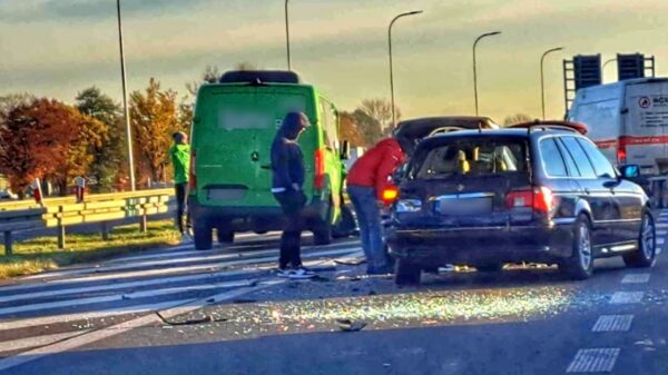 Kierujący busem staranował dwa auta bmw na obwodnicy Opola. 27-latek dostał wysoki mandat.(Zdjęcia&Wideo)