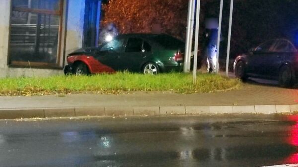 Kierujący autem wjechał w budynek na ul. Kowalczyków w Opolu. Samochodem jechały dwie osoby dorosłe i małe dziecko.