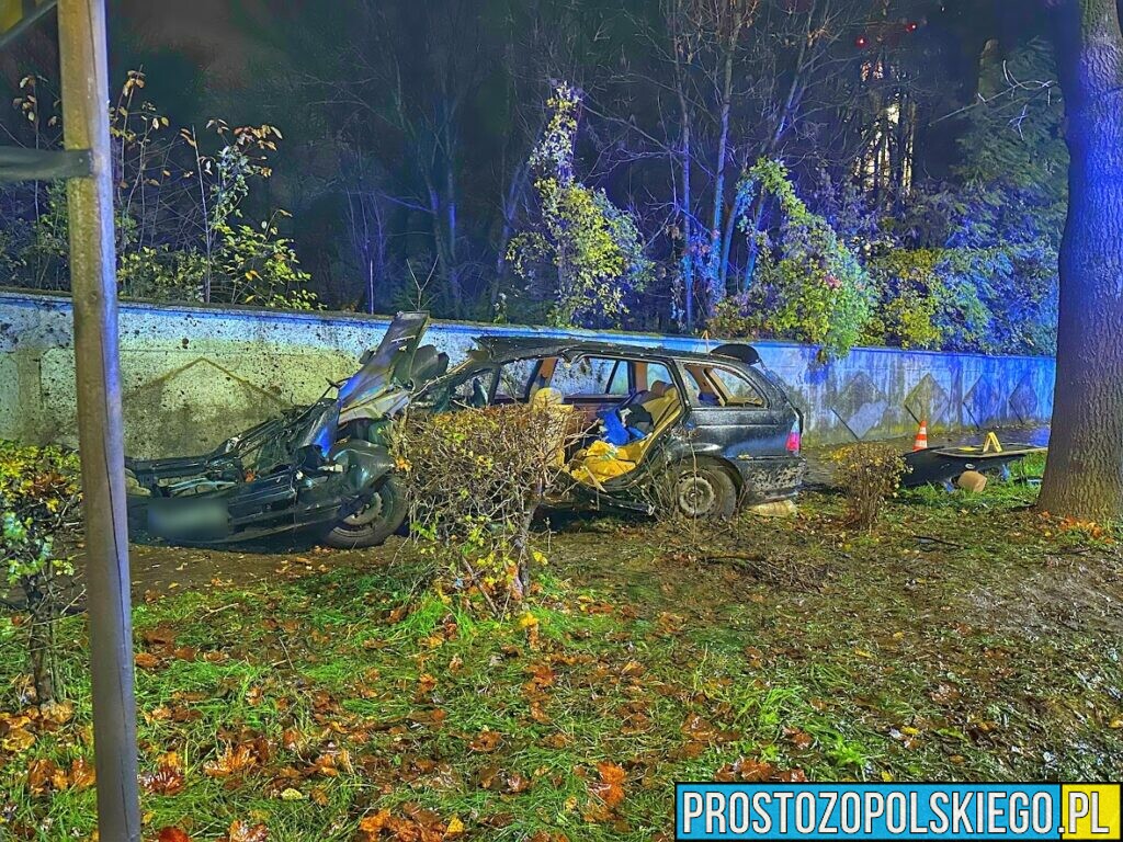 Policjanci wyjaśniają okoliczności wypadku z udziałem samochodu marki bmw. Trzy osoby w stanie ciężkim trafiły do szpitalu.