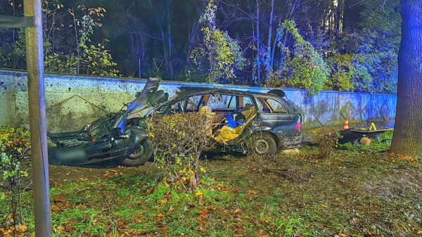 Policjanci wyjaśniają okoliczności wypadku z udziałem samochodu marki bmw. Trzy osoby w stanie ciężkim trafiły do szpitalu.