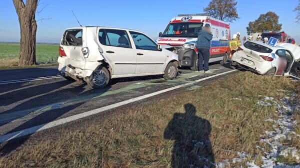 Zderzenie busa, osobówki i auta nauki jazdy na DK45 Jasienie-Kuniów koło Kluczborka.(Zdjęcia)