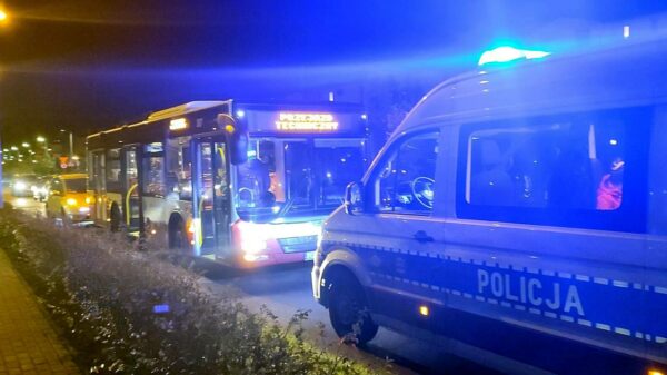 Kierująca autem zajechała drogę kierowcy autobusu MZK. Poszkodowana pasażerka trafiła do szpitala.