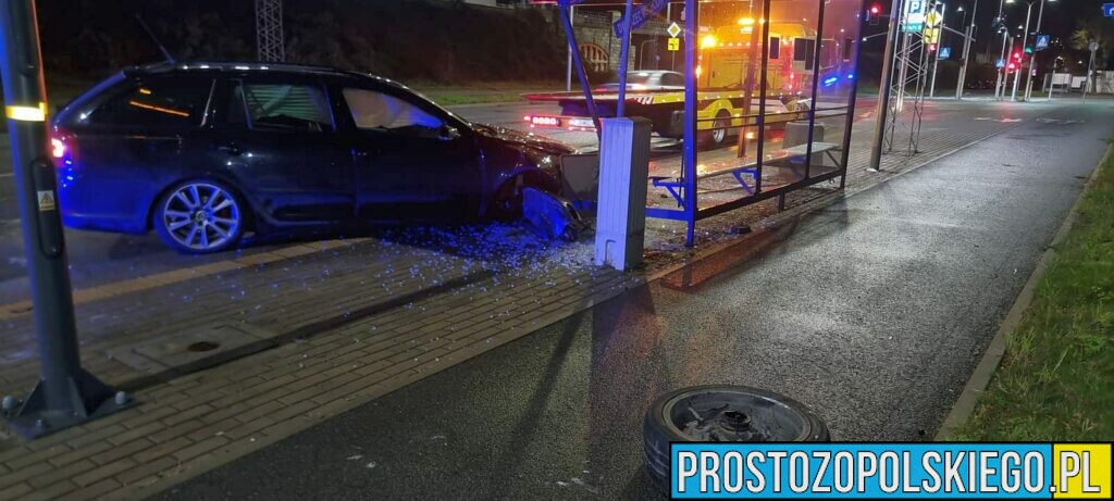 Kierujący samochodem wjechał w przystanek autobusowy w Opolu.