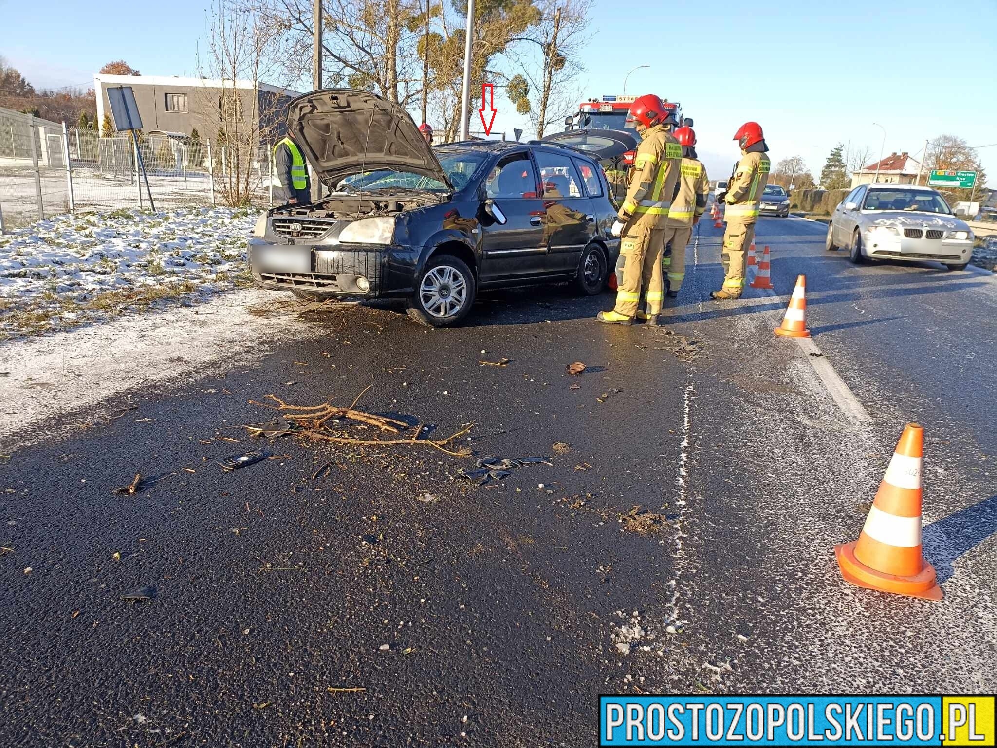 Dachowanie auta na ul.Wrocławskiej w Opolu koło salonu Forda.(Zdjęcia)