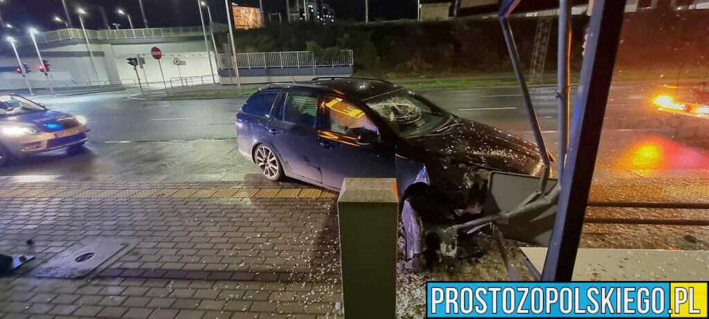 Kierujący samochodem wjechał w przystanek autobusowy w Opolu.