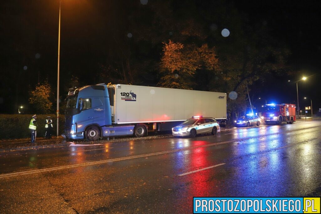 52-latek kierujący ciężarowym volvo wjechał w ogrodzenie na ul.Niemodlińskiej w Opolu.