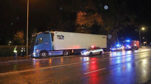 52-latek kierujący ciężarowym volvo wjechał w ogrodzenie na ul.Niemodlińskiej w Opolu.