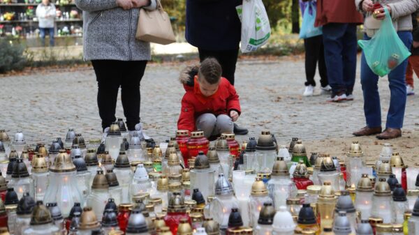 Tłumy opolan na cmentarzu w Opolu.(Zdjęcia)