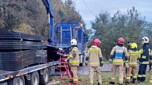 Mężczyzna został przygnieciony płytami w Starych Siołkowicach. Na miejscu Lądował LPR.