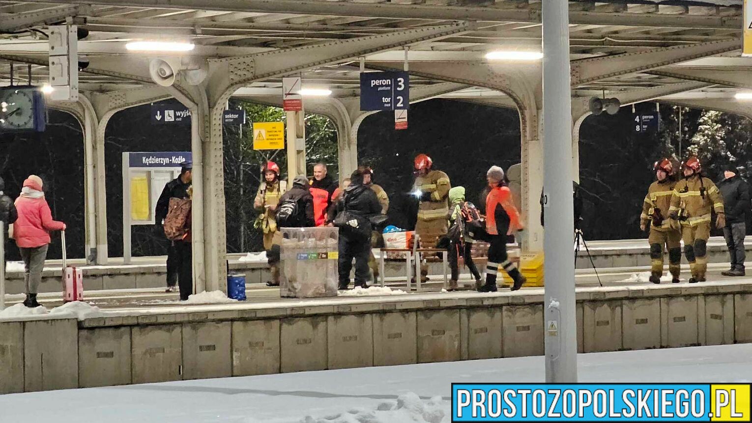 O mały włos od tragedii. 33-latek rzucił się pod pociąg w Kędzierzynie-Koźlu.