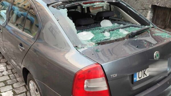 Spadający lód z dachu uszkodził zaparkowany samochód.(Zdjęcia