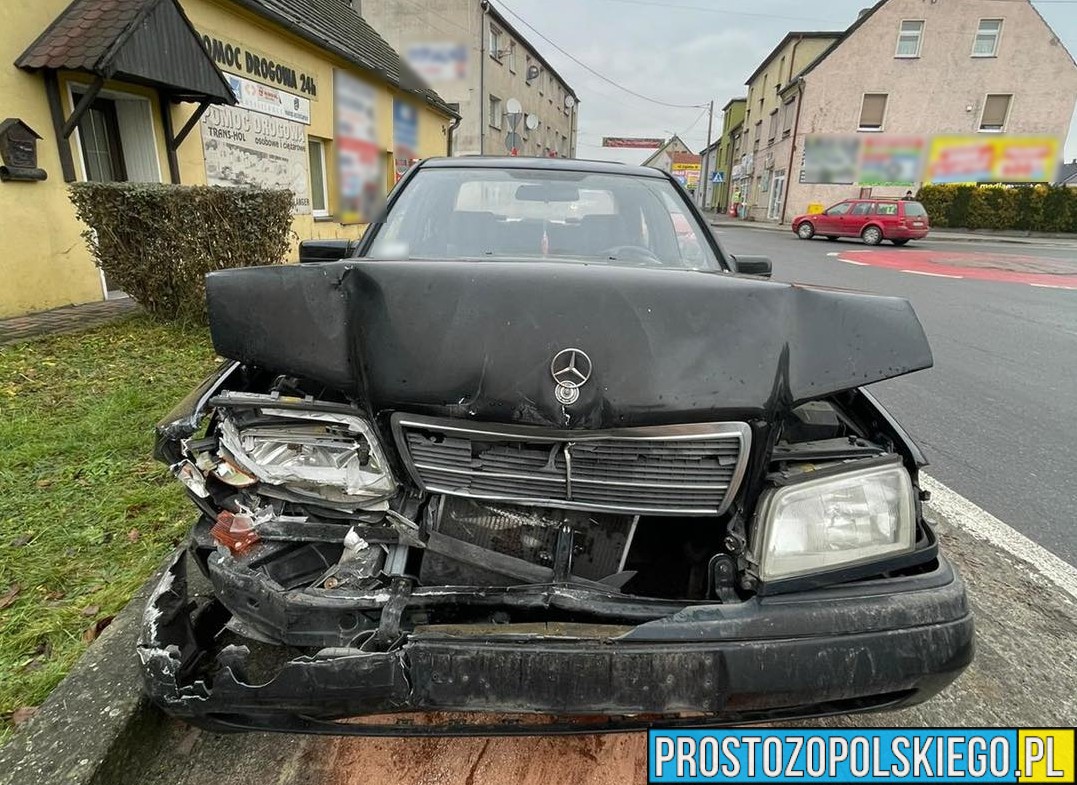 Krapkowice: zderzenie dwóch mercedesów i skody. Jedna osoba została poszkodowana.