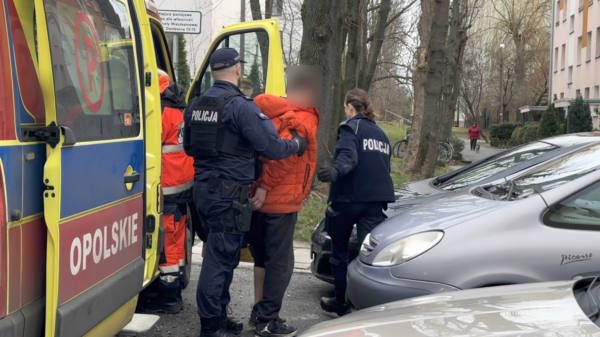 Agresywny i pijany mężczyzna biegał po osiedlu w Opolu. Został zatrzymany.