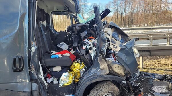 Kierujący busem wjechał w naczepę ciężarówki na autostradzie A4.Na miejscu lądował LPR.