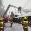 Drzewo spadło na budynek i linię energetyczną w Leśnicy. Z pomocą ruszyli strażacy.(Zdjęcia)