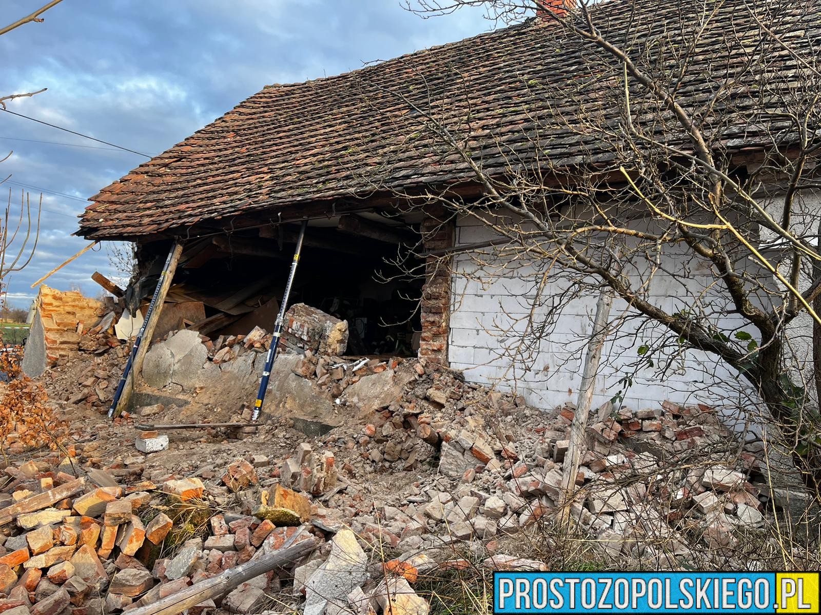 Zawaliła się ściana w budynku w miejscowości Czepielowice.