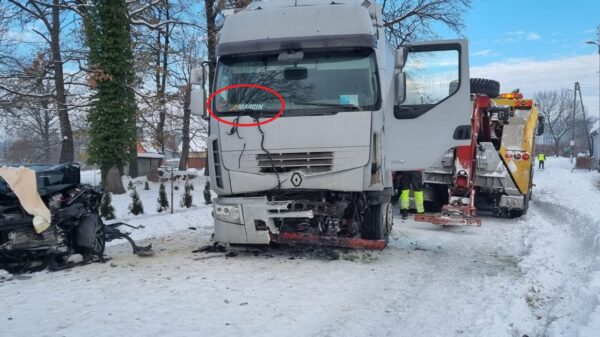 Czołowe zderzenie ciężarówki z osobówką w Biskupowie koło Głuchołaz.